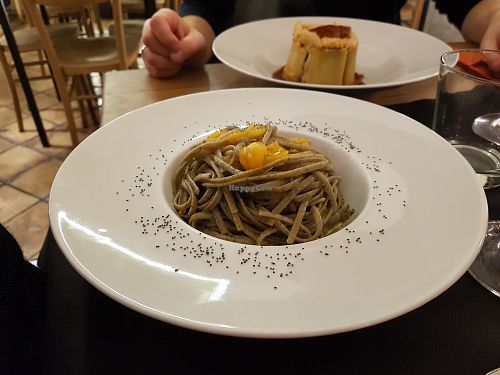 Green pasta at Vitto Pitagorico in Naples