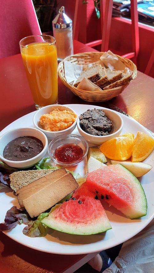 Vegan breakfast plate at Satt & Glucklich in Berlin