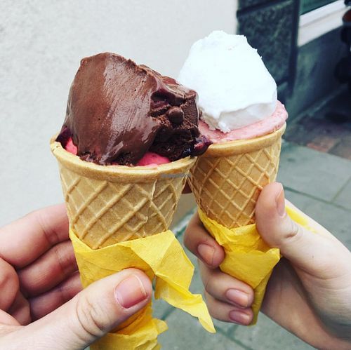 On the right: pomegranate and coconut ice cream. On the left: chocolate and raspberry at Si Gela in Krakow