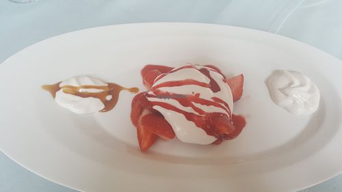 frische Erdbeeren mit leckerer veganer Sahnecreme at Ristorante Sorrento in Bischofsheim