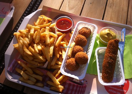 As of May 2016 Frituur Ellen offers vegan snacks such as 'Bitterballen', 'Kroketten' (fried ragout balls or stick) and 'Bamischijf' (fried noodle disk). Last one is not on the picture. All from 'De Vegetarische Slager/The Vegetarian Butcher' at Frituur Ellen in Antwerpen