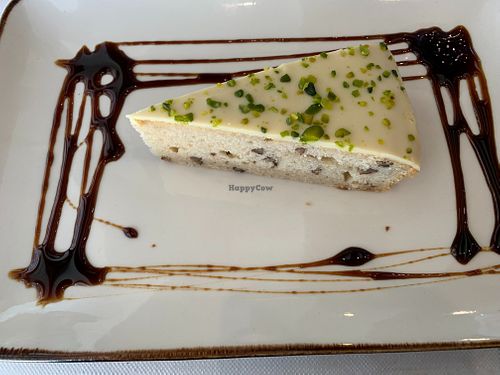 Bizcocho de plátano y pistacho at 269 Gastro Vegan in Salamanca