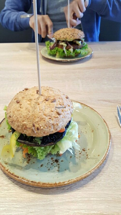 Bangkok Delight & Delhi Beets at My Heart Beats Vegan in Mannheim