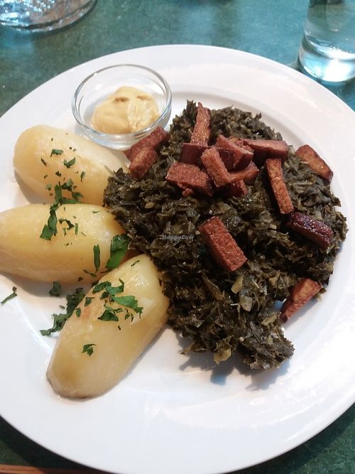 green cabbage, salty potatoes and smoked tofe at Molly & Alf in Flensburg
