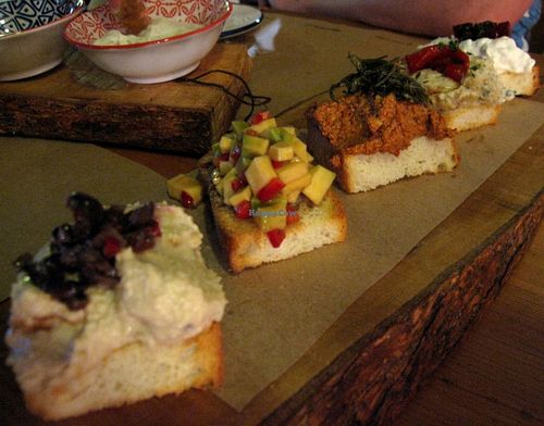 Ekmeküstü tabağı at Oburus Momus in Kas