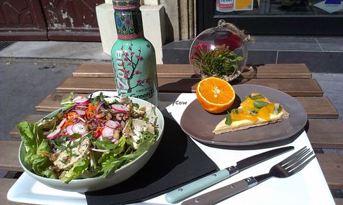 Goat cheese salad, orange mint and kiwi pie at Green Bowl in Aix-en-provence