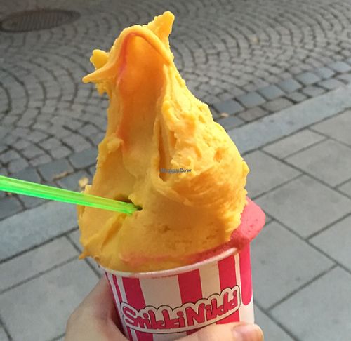 vegan mango & raspberry ice cream at StikkiNikki - Gotgatan in Stockholm