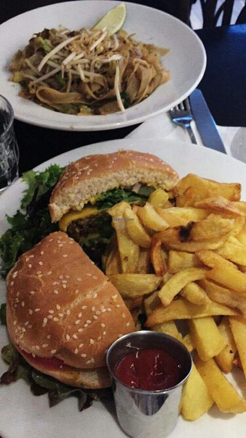 burger so amazing  at Janine Loves Sunday in Paris