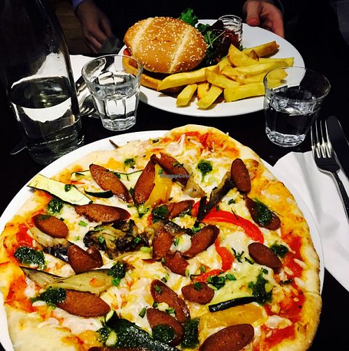 Oriental pizza and burger at Janine Loves Sunday in Paris