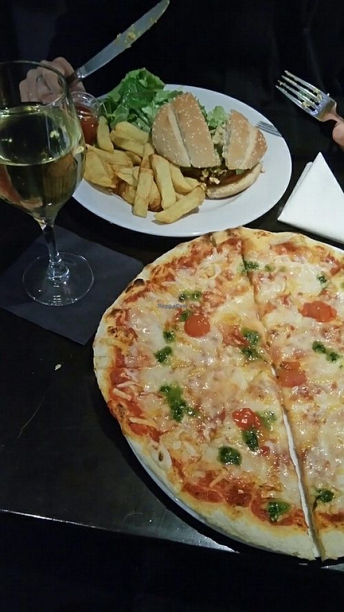 vegan cheeseburger and margherita at Janine Loves Sunday in Paris