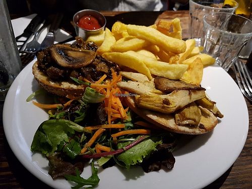 Bagel and fries at Janine Loves Sunday in Paris