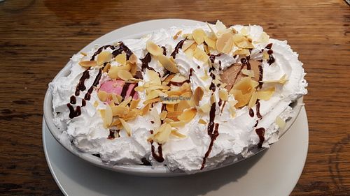 Banana split at Janine Loves Sunday in Paris
