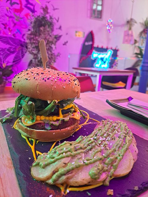 'Red Dragon' burger with baked potatoes at Sanissimo - Opera in Madrid