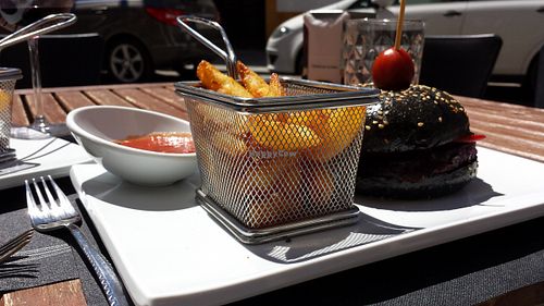 Beet burger with black bread and home made chips at Carmen Carmen in Ciudad Real