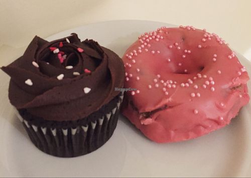 chocolate rose cupcake / Dona vanilia  at Peace of Cake - Dark Kitchen in Naucalpan De Juarez