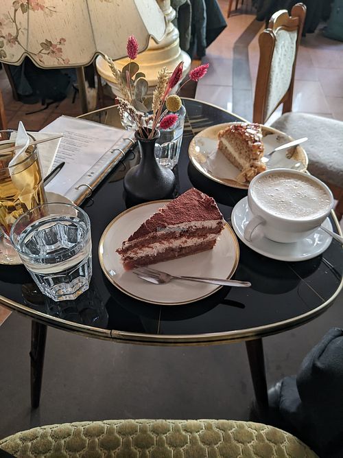 Vegane Tiramisutorte und Bienenstich  at Kukoon in Bremen