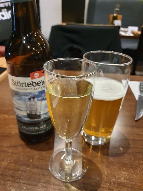 Beverages, yay (prosecco and Atlantik Ale) at La Stella Nera in Berlin