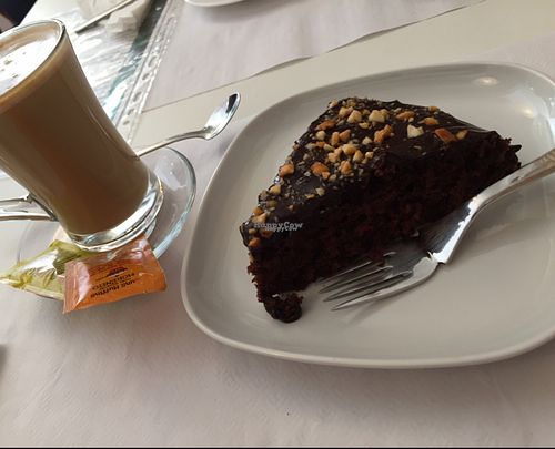 coffee & cake at Veganeats Caffe in Lisbon