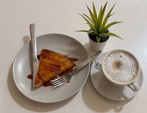 pineapple-salted caramel cake at Veganeats Caffe in Lisbon