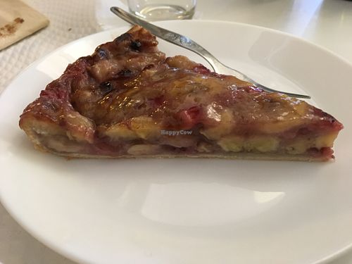 Banana & Strawberry cake at Veganeats Caffe in Lisbon