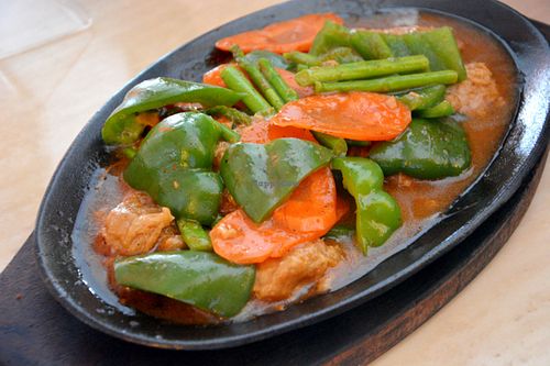 Veggie teppan (Spicy chunks of 'mock chicken' served on a sizzling plate with assorted vegetables) at Red Kimono - The Terraces in Cebu