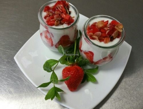 Chia-Samen mit Joghurt und Erdbeeren  at Vitalbox in Hof
