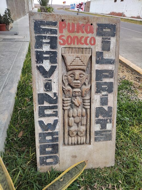 Veremos arte desde el letrero at Pukasoncco arte y Restaurant in Paracas