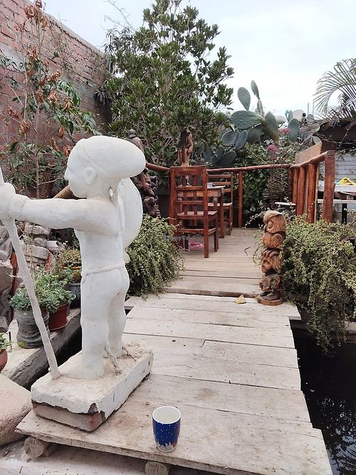 Hay una mesa, en el jardín!  at Pukasoncco arte y Restaurant in Paracas