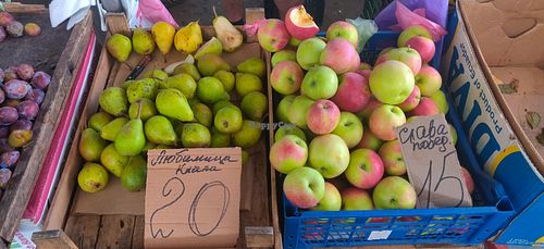apples and pears at Pryvoz Market in Odessa