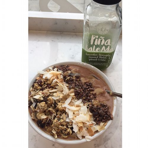 Choclate smoothie bowl and green juice at Juice Warrior in Edinburgh