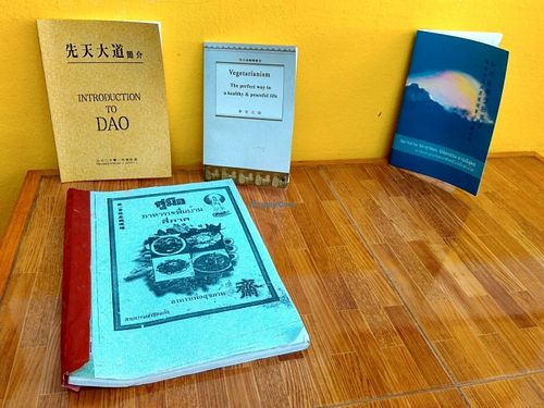 Vegetarian/Dao live style books at Phartom in Chiang Rai