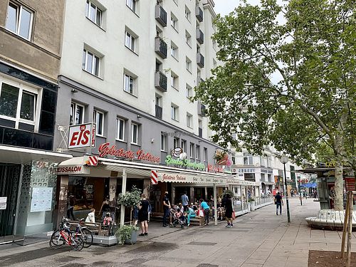 store front at Eissalon am Schwedenplatz in Vienna