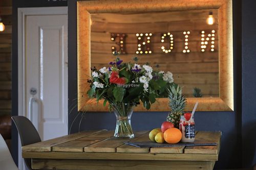 Something for everyone, large vegan and vegetarian section. As everything made fresh the salads can also be vegan/vegetarian. Amazing coffee, smoothies, frappes and milkshakes. Healthy option is their and all produce is locally sourced. Amazing atmosphere, food is delicious and staff are very friendly. My favourite place for food or just a drink.  at The Niche in Irvine