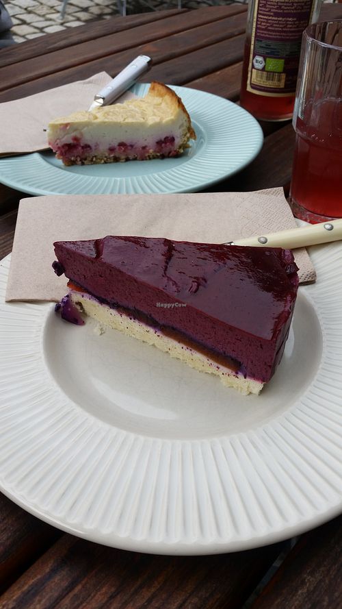 Berry-Cheesecake (back), Blackberry-Creamcake (Front) at VLORA Cafe & Laden im Hof in Lutherstadt Wittenberg