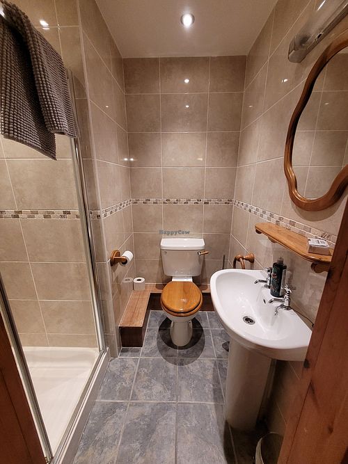 Bathroom of the double en-suite room on the first floor at Graianfryn Guest House in Penisar Waun