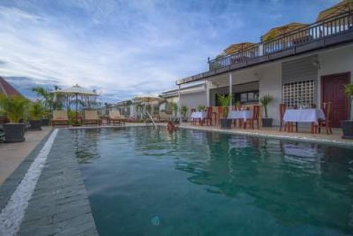 Only Vegan or vegetarian cooked and served as you like.
Fun pool side vegetarian dinning ...New concept for a fun
fun time in Siam Reap... at Jerry's Kitchen at Ry's Lotus Resort in Siem Reap