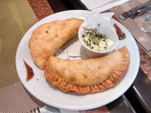 Empanadillas de maíz, queso y albahaca / Corn, cheese and basil pasty at Yanten Veggie Bar in Madrid