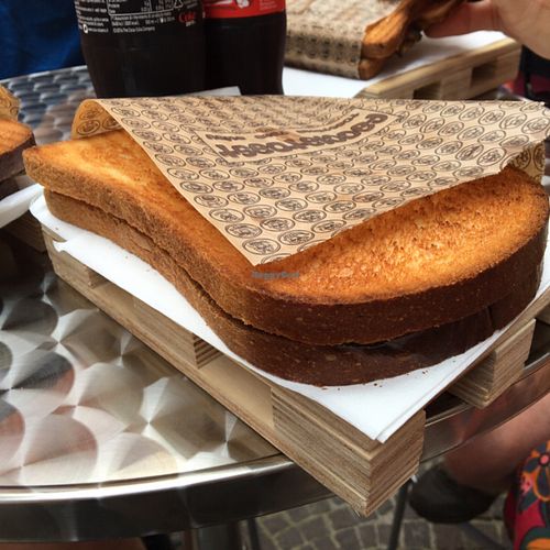 Serving plate at Faccia Toast in Salerno