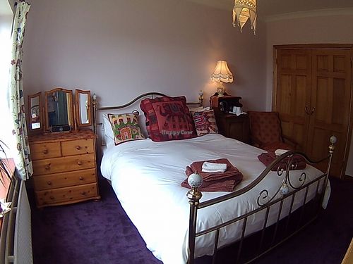 Double bed room ensuite King sized bed at Rise & Shine in Westport