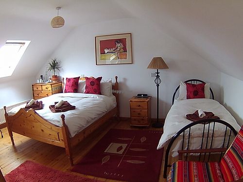 Welcome to Mexico! King and single bed ensuite at Rise & Shine in Westport