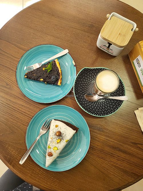 Vegan carrot cake (bottom), non-vegan cheesecake (top - husband's) at Ecoespazo Vitriol in Sarria