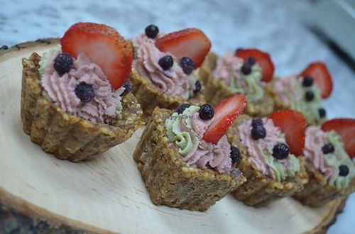 Raw cake with matcha and vanilla at Rawissant in Piatra Neamt