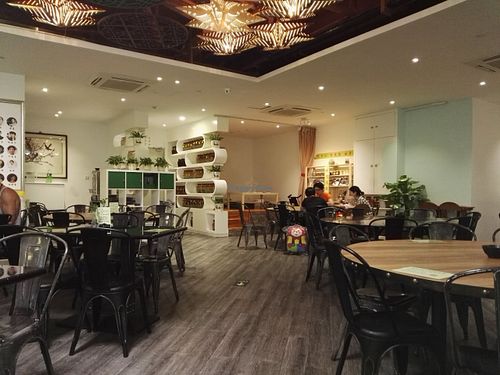 inside plenty room at Bao Chu Vegetarian in Guangzhou