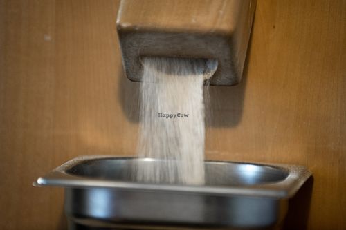 Eine Mühle mahlt den Dinkel frisch bevor er zum Vollkornteig zubereitet wird. at Zodiac Pizza in Munich