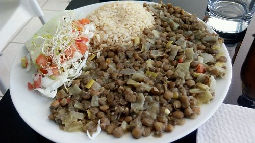 Lentejas con arroz integral y ensalada at La Familia Groen in Lima