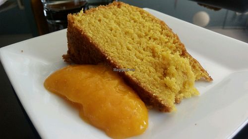 keke con crema de mango   at La Familia Groen in Lima