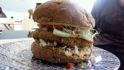 Hamburguesa de quinua con garbanzo at La Familia Groen in Lima