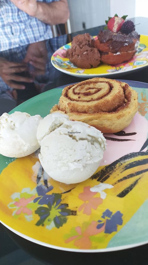 Cinnamon roll con helado de vainilla y toffee at La Familia Groen in Lima
