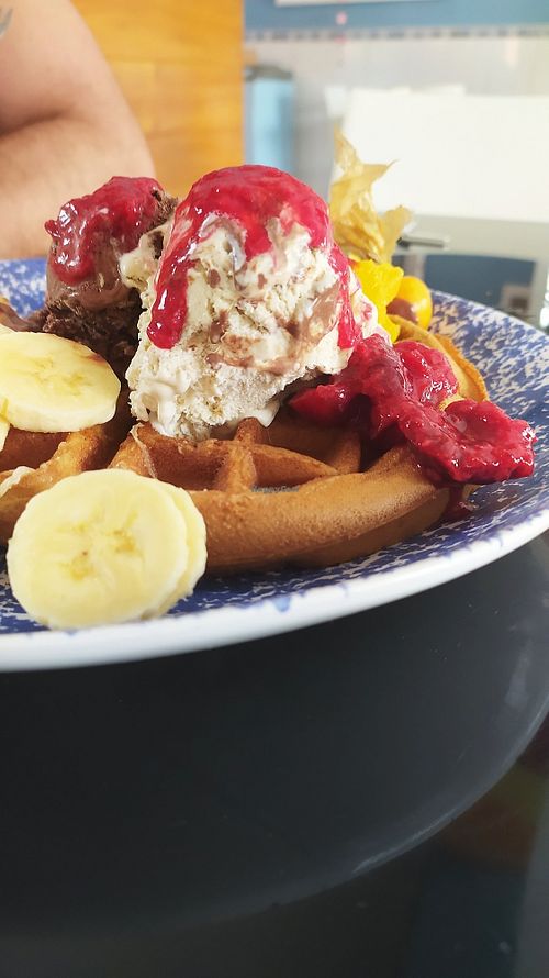 Waffles con helado at La Familia Groen in Lima