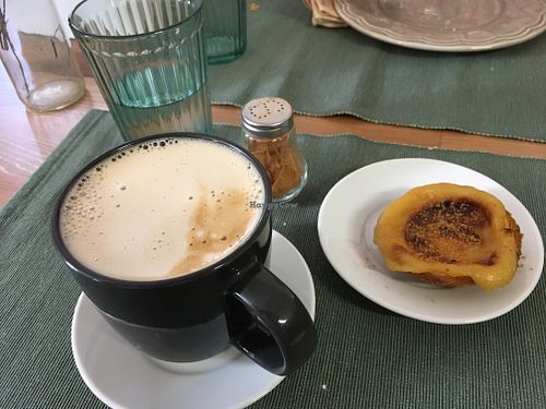 Pastel de natal e galão at Green Beans in Lisbon